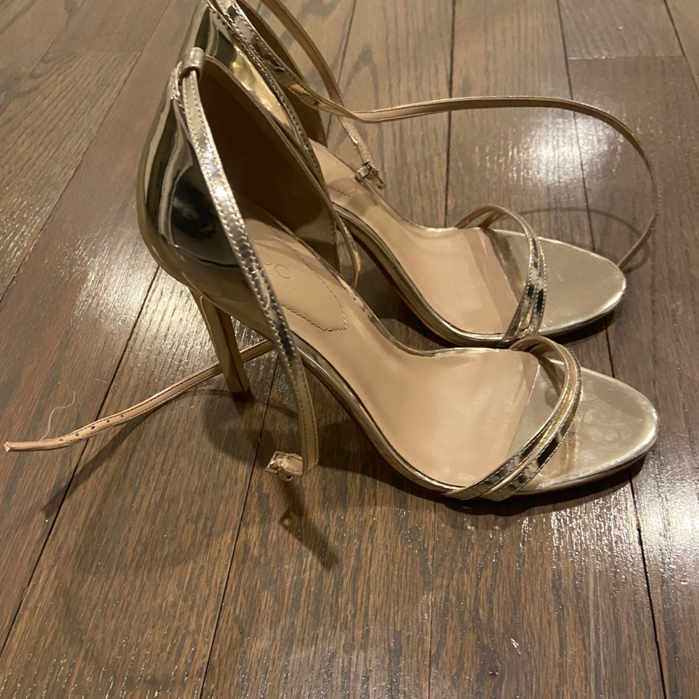 Gold sandal heels super cute!